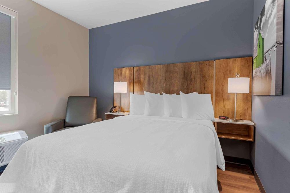 Studio with 1 Queen Bed - Non-Smoking interior