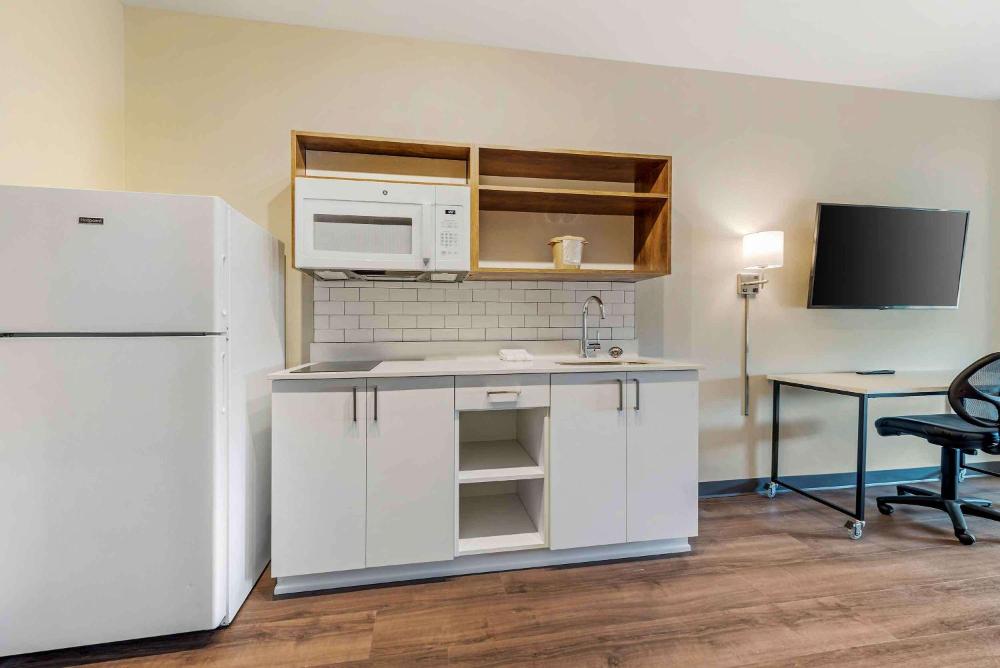 Studio with 1 King Bed - Non-Smoking interior